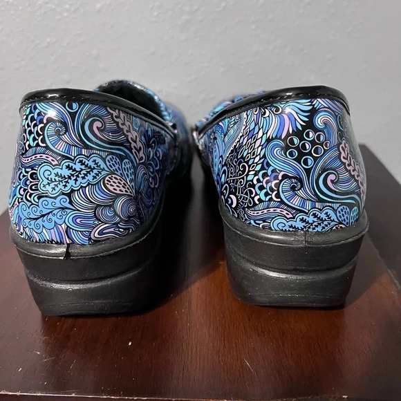 Easy Street Clogs Womens Size 10 Slip Resistant Non Marking Soles Blue Pink EUC - Picture 4 of 7